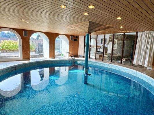 Poolraum mit Sauna, Dusche und Solarium