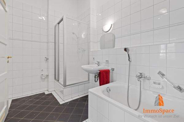 Badezimmer mit Dusche und Badewanne