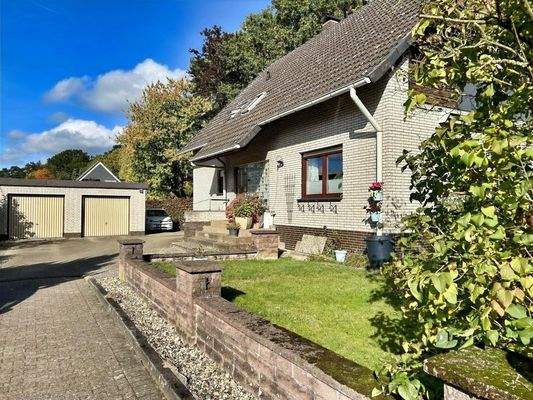 Seitliche Hausansicht mit Hofeinfahrt und Doppelgarage