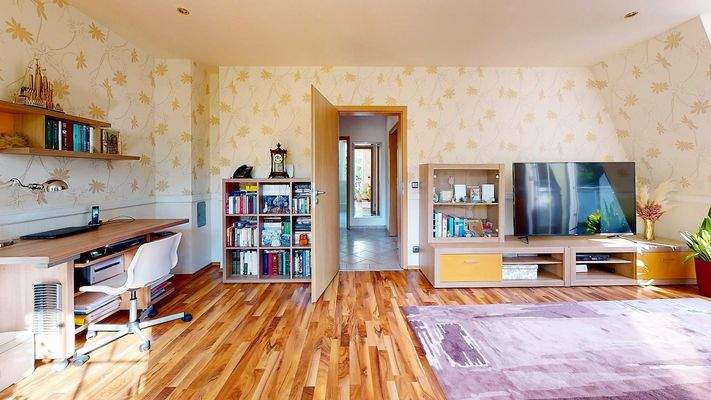 Dachgeschoss Wohnzimmer mit Balkon