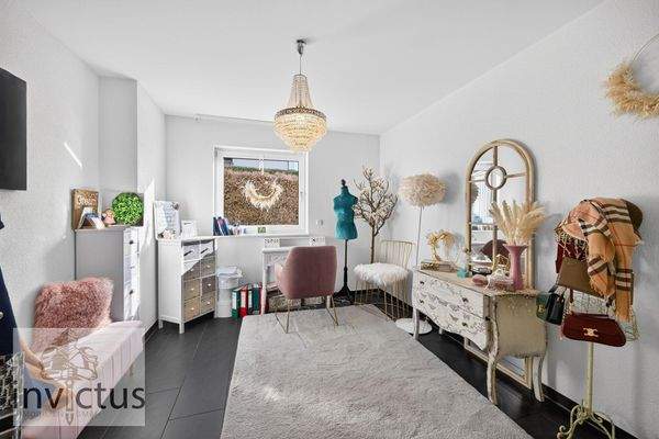 großes helles Zimmer