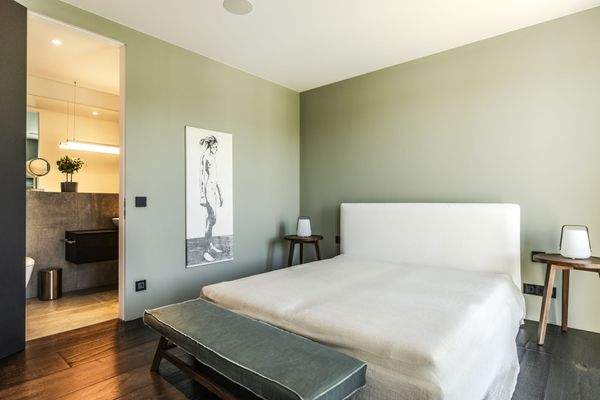 Zweites Schlafzimmer mit raumhohen Fenstern und En-suite-Bad