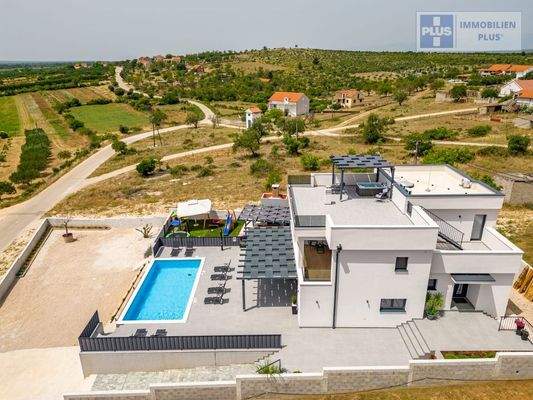 tinj-luksuzna-villa-s-velikom-okucnicom_34