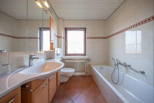 Erdgeschoss - Bad mit Wanne und Dusche