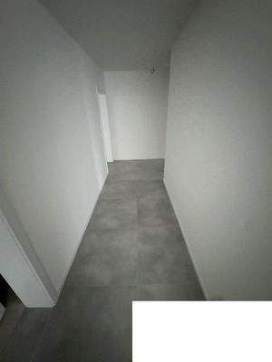 24 Flur im EG zu den WE 1 + 2