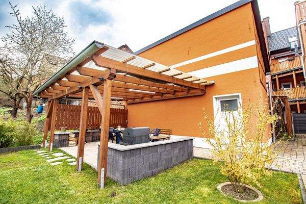 Garten und überdachte Terrasse