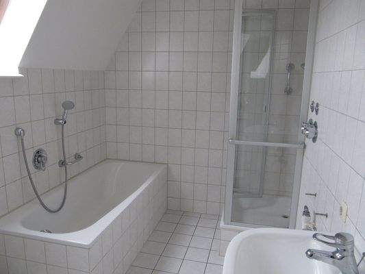 Bad mit WC, Wanne und Dusche