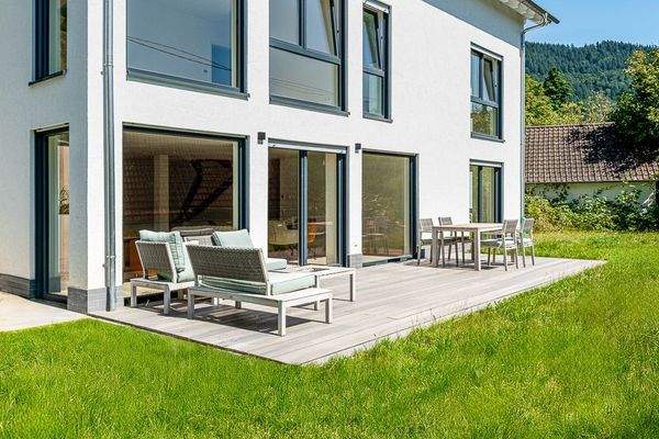 Terrasse mit Garten (EG)