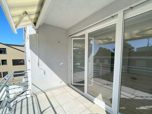 Der Balkon in Südausrichtung lädt zum Entspannen ins Freie ein