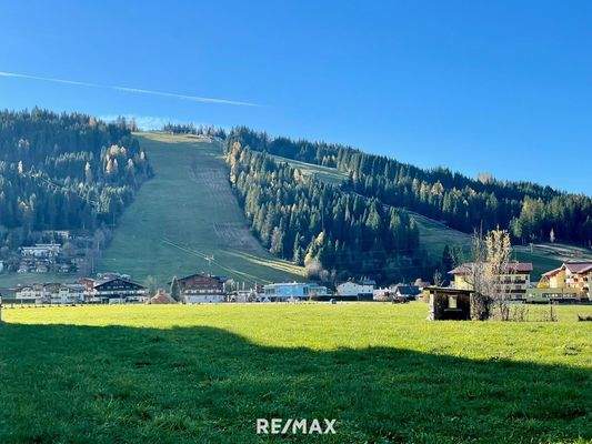 Skipiste direkt neben an