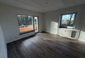 Helles Wohnzimmer mit Balkon