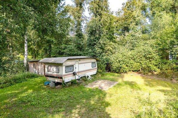 Wohnwagen im hinteren Teil des Grundstücks