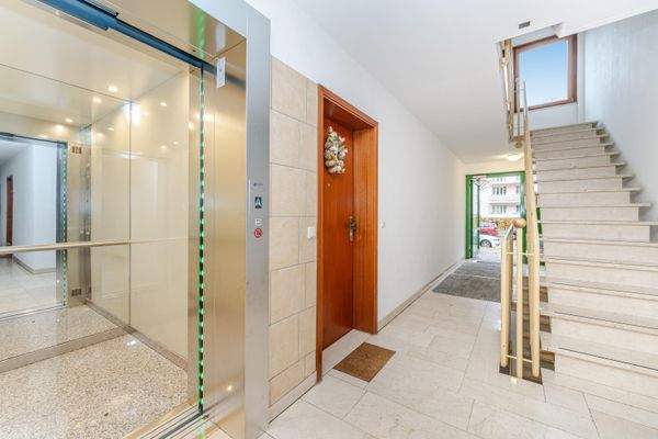 Treppenhaus mit neuem Aufzug