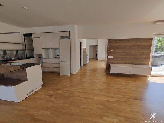 Offener Wohnbereich mit Küche.