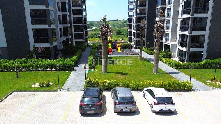 Ready-to-Move-In Apartments in a Complex with a Pool in Nilüfer