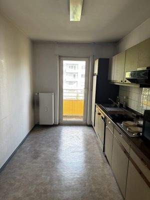 Küche mit Balkonzugang 