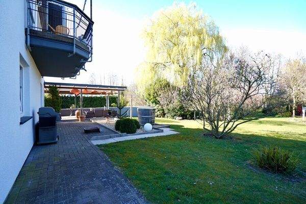 Garten mit Pool und Gartendusche