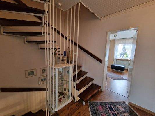 Treppenhaus 1. OG / Zugang 3. Schlafzimmer / Ankleidezimmer