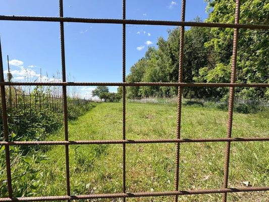 mit angrenzender Weidefläche für Schafe