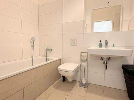 Badezimmer mit Badewanne...