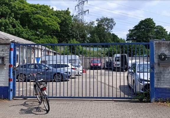 Eingang / Zufahrt Mietfläche. Bild Juni25