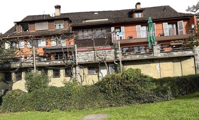 Blick vom Garten auf das Gasthaus mit Lqge.JPEG