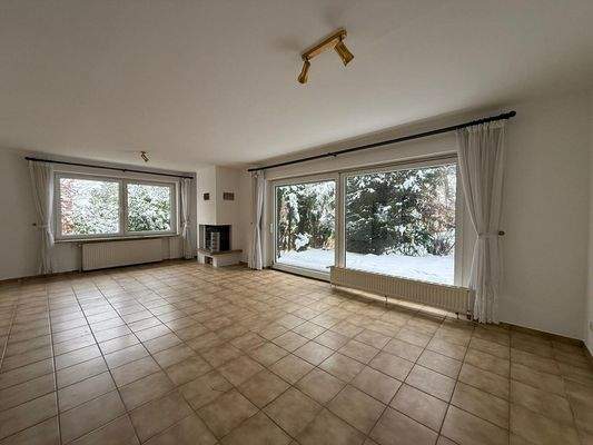 Wohnzimmer mit Ausgang zur Terrasse und Garten