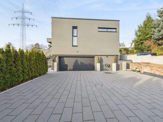 Große Doppelgarage mit Hof