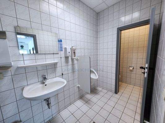 Sanitäreinrichtung mit Urinal