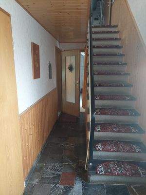 Flur mit Treppe ins OG