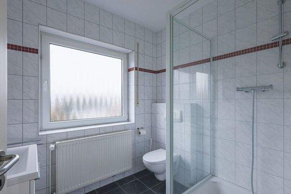 Das Badezimmer mit Dusche