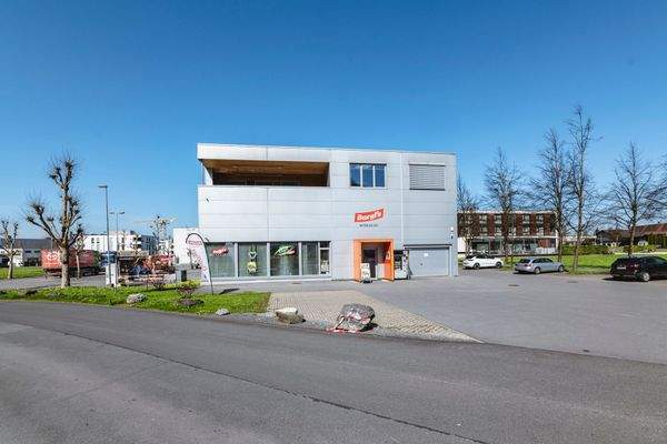 Gebäudeansicht / Zufahrt 