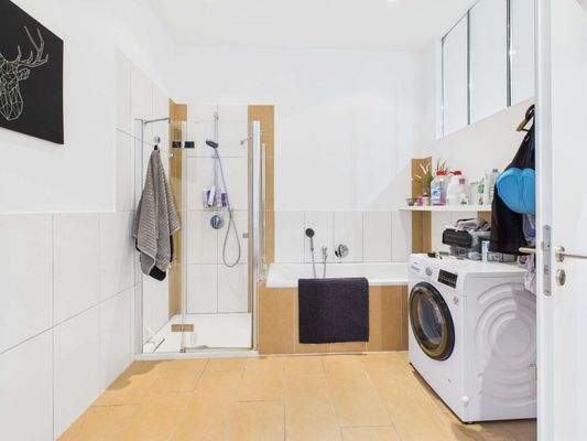 ebenerdige Dusche und Badewanne