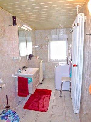 Bad mit Wanne und Dusche