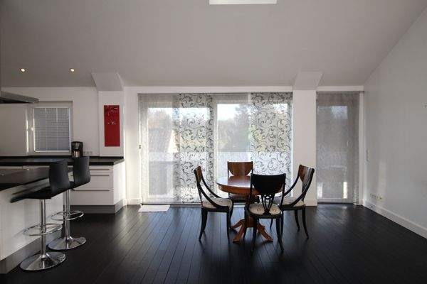 KOCHEN (li.) + ZUGÄNGE ZUR HOCHTERRASSE, BEWIRTEN