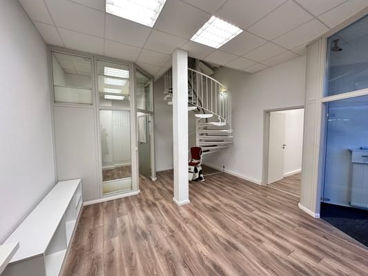 Empfangsbereich mit Treppe ins OG
