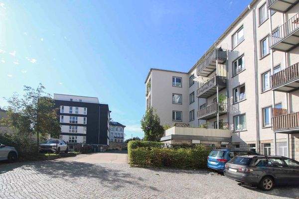 Einfahrt und Rückansicht