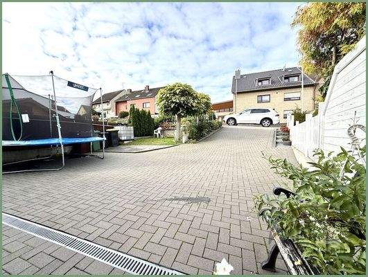 Zufahrt & Vorgarten & Stellplatz