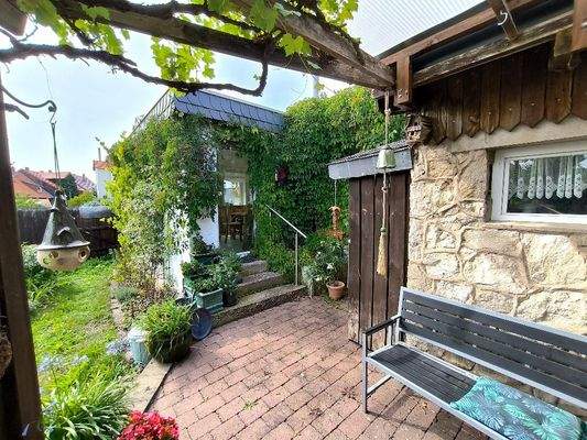 Blick vom Garten auf Nebengebäude