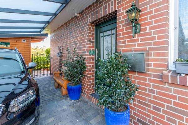 Eingangsbereich mit Carport