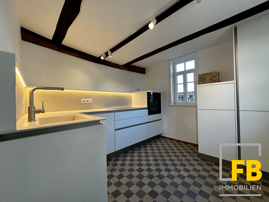 Moderne Einbauküche mit Geräten (1)