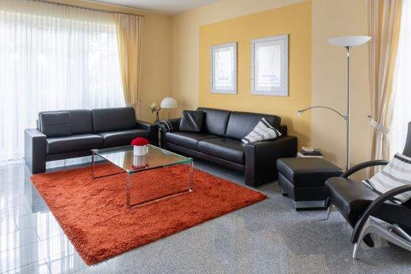 Wohnzimmer mit Zugang zur Terrasse 