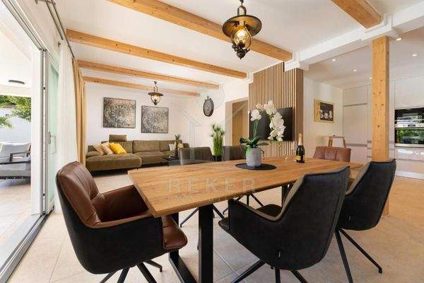 Erdgeschoss: offener Wohn- & Essbereich mit voll ausgestatteter Küche, 3 Abstellräume, Gäste-WC, überdachte Terrasse & Poolbereich