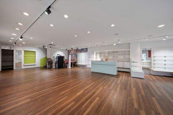 Großer Verkaufsraum und Zugang zum Handlager