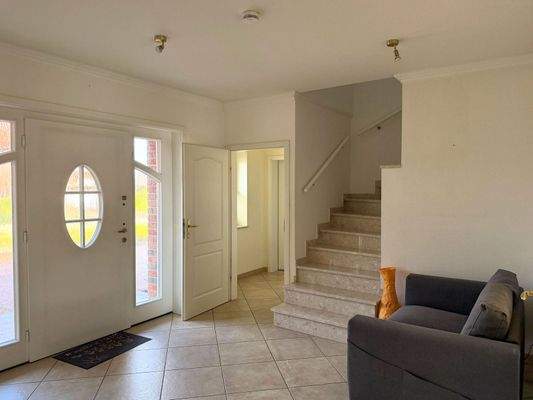 Hauseingang mit Treppenaufgang DG