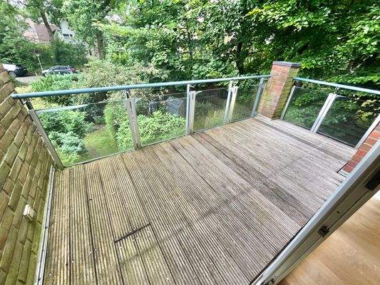 Balkon mit Holzbelag und Markise