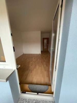 Blick ins Wohnzimmer vom Balkon.jpg