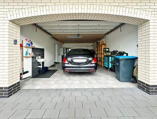 große Garage mit Dachboden
