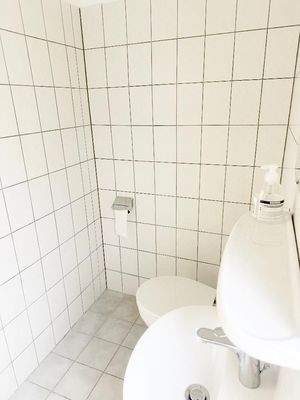 Toilette mit Waschbewcken und WC