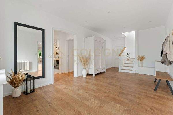 Großer Eingangsflur, linke Seite mit Zugang zu den Kinderzimmern und dem Badezimmer